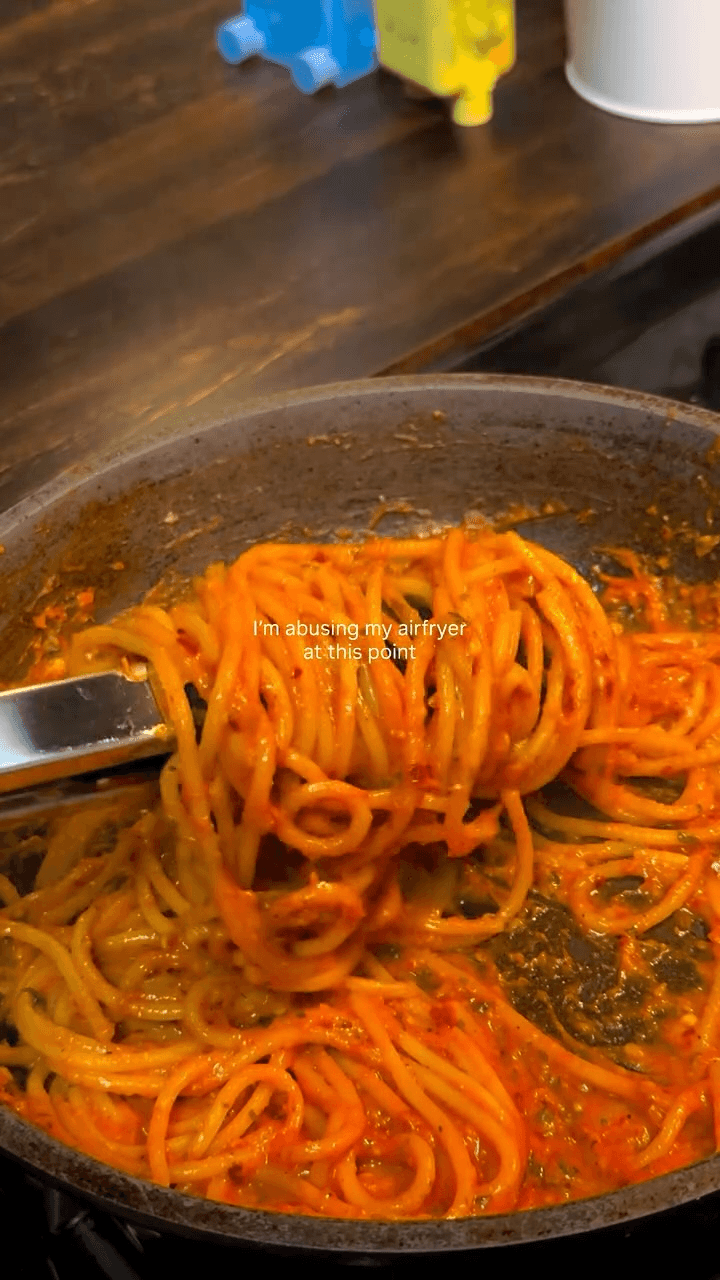 Air Fryer Roasted Tomato and Garlic Pasta