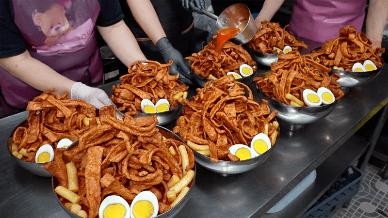 Tteokbokki with Fish Cake Bomb? A Snack Bar Praised by Celebrities Thumbnail